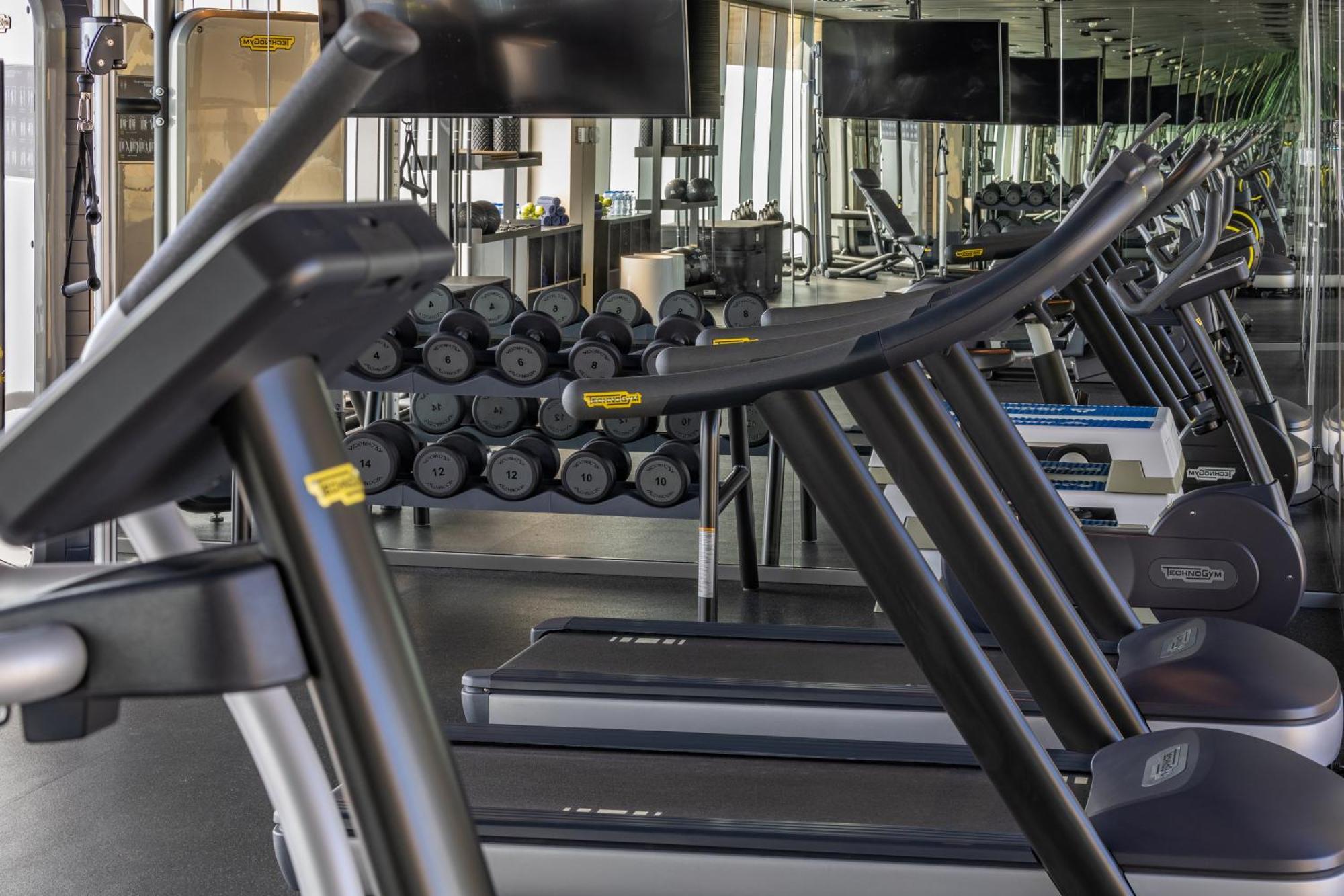 Shirvan Hotel City Yard Dschidda Exterior foto A row of treadmills