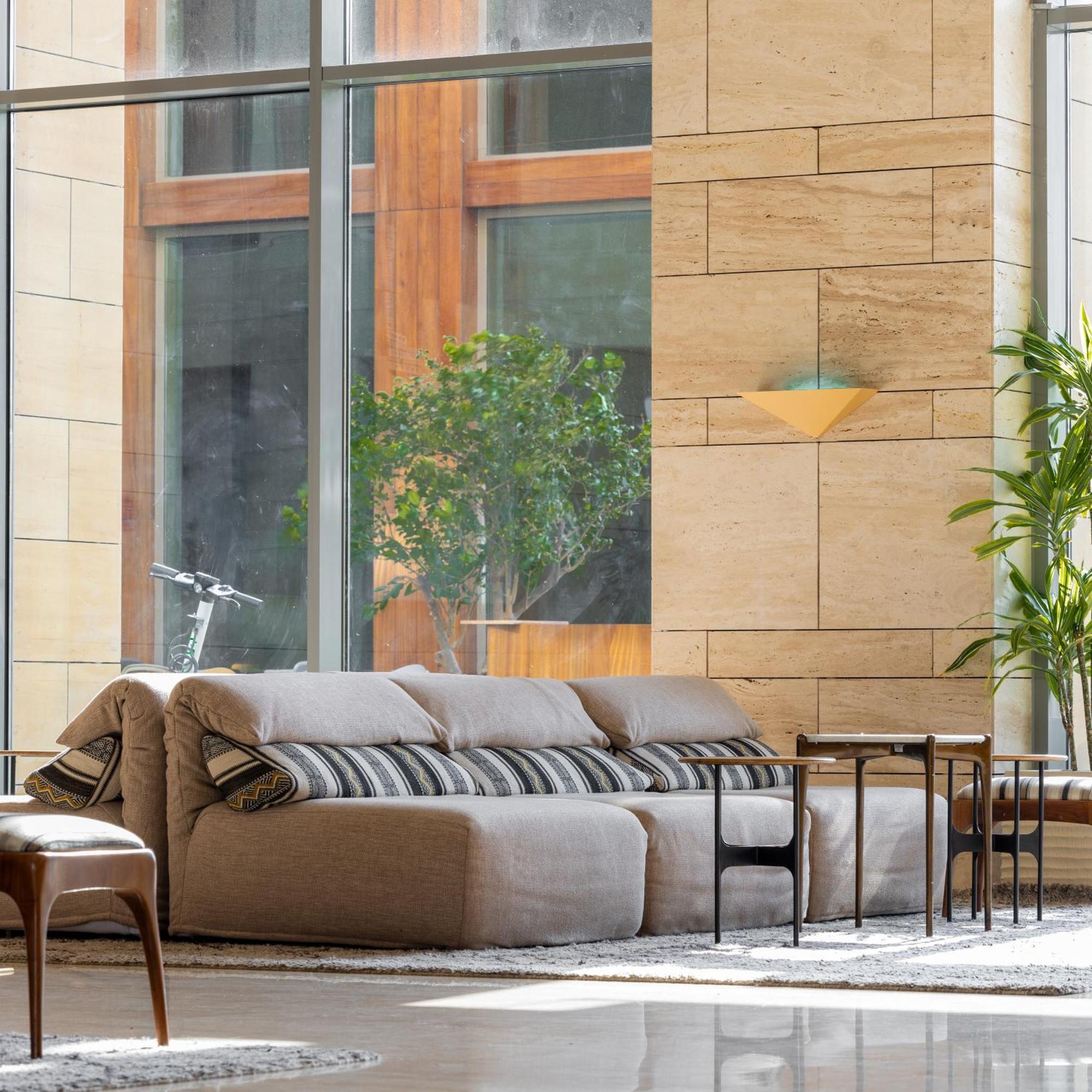 Shirvan Hotel City Yard Dschidda Exterior foto A modern sofa